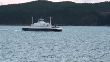 Norveç 'te pitoresk fiyort boyunca dolaşmak, gemiden manzara, Kuzey Norveç' te Senja kıyısı bir teknenin arkasından manzara. Kuzey Norveç 'te Senja' nın kıyıları bir teknenin arkasından görülüyor..