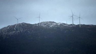 Norveç 'te pitoresk fiyort boyunca dolaşmak, gemiden manzara, Kuzey Norveç' te Senja kıyısı bir teknenin arkasından manzara. Kuzey Norveç 'te Senja' nın kıyıları bir teknenin arkasından görülüyor..