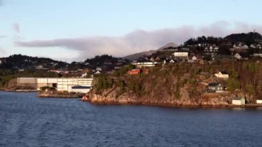 Norveç 'te pitoresk fiyort boyunca dolaşmak, gemiden manzara, Kuzey Norveç' te Senja kıyısı bir teknenin arkasından manzara. Kuzey Norveç 'te Senja' nın kıyıları bir teknenin arkasından görülüyor..