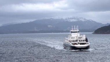 Norveç 'te pitoresk fiyort boyunca dolaşmak, gemiden manzara, Kuzey Norveç' te Senja kıyısı bir teknenin arkasından manzara. Kuzey Norveç 'te Senja' nın kıyıları bir teknenin arkasından görülüyor..