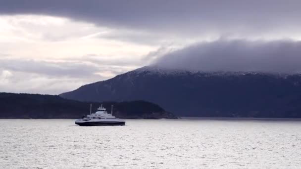 ノルウェーの絵のように美しいフィヨルドをクルーズし 船の後ろから北ノルウェーのセンジャの海岸からの眺め 船の後ろから見るノルウェー北部のセンジャの海岸 — ストック動画