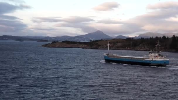 Cruise Langs Pittoreske Fjord Noorwegen Uitzicht Vanaf Het Schip Kust — Stockvideo