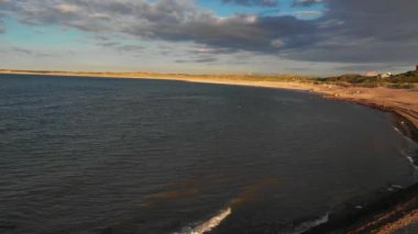 Klitmoller Yumuşak Dalgaları Sihirli Kumsalda, Muhteşem Mavi Su, Danimarka, Avrupa, kumulların panoramik manzarası, kumsal, Yazın güneşli bir günde Klitmoller plajında çekim