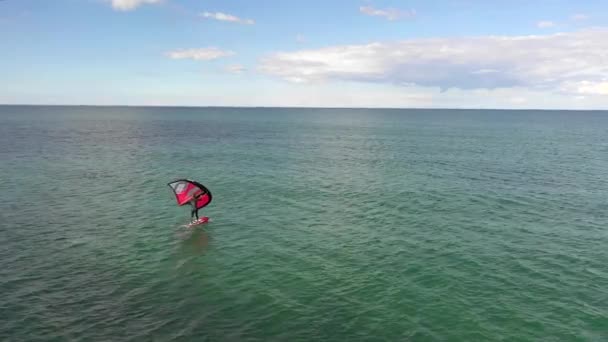Воздушное Беспилотное Видео Спортсмен Занимается Серфингом Гидрофольге Тропическом Экзотическом Заливе — стоковое видео