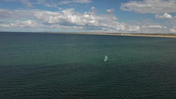 Воздушное Беспилотное Видео Спортсмен Занимается Серфингом Гидрофольге Тропическом Экзотическом Заливе — стоковое видео