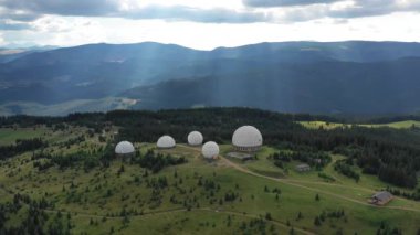 Karpat dağlarındaki terk edilmiş radar istasyonu Pamir Ukrayna 'daki Karpatlar' daki Pamir dağının tepesindeki araştırma istasyonu. Büyük beyaz balonlar, köknar ağaçları arasında dağlarda dizayn edilir.. 