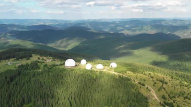 Dağların havadan görüntüsü. Dağlar, tepeler, uçurumlar, kayalar, çıkıntılar, manzara, yeşil çimenler, gökyüzü, bulutlar, doğa, işlenmemiş doğa, insansız hava aracı videosu. Dağlık bölgede hareket, 