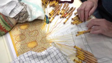  Tekstil endüstrisi, kadın eli dokuma tezgahında çalışıyor. Kadın dokumacının dokuma makinesinde kumaş ürettiği yakın plan. Malzeme üretimi süreci. Tekstil endüstrisi