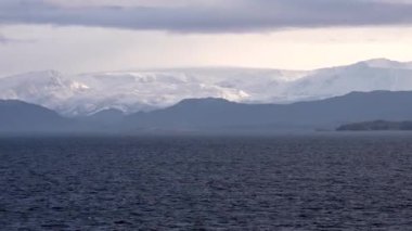 Norveç 'te pitoresk fiyort boyunca dolaşmak, gemiden manzara, Kuzey Norveç' te Senja kıyısı bir teknenin arkasından manzara. Kuzey Norveç 'te Senja' nın kıyıları bir teknenin arkasından görülüyor..