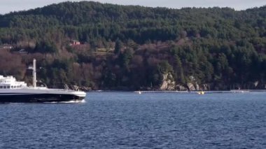 Norveç 'te pitoresk fiyort boyunca dolaşmak, gemiden manzara, Kuzey Norveç' te Senja kıyısı bir teknenin arkasından manzara. Kuzey Norveç 'te Senja' nın kıyıları bir teknenin arkasından görülüyor..