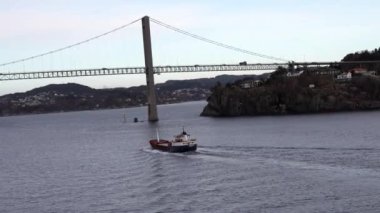 Norveç 'te pitoresk fiyort boyunca dolaşmak, gemiden manzara, Kuzey Norveç' te Senja kıyısı bir teknenin arkasından manzara. Kuzey Norveç 'te Senja kıyıları bir teknenin arkasından görülüyor. Güzel Doğa Norveç Doğal Arazisi 