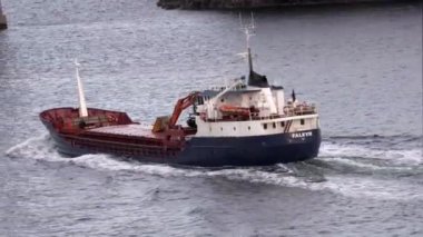 Norveç 'te pitoresk fiyort boyunca dolaşmak, gemiden manzara, Kuzey Norveç' te Senja kıyısı bir teknenin arkasından manzara. Kuzey Norveç 'te Senja kıyıları bir teknenin arkasından görülüyor. Güzel Doğa Norveç Doğal Arazisi 