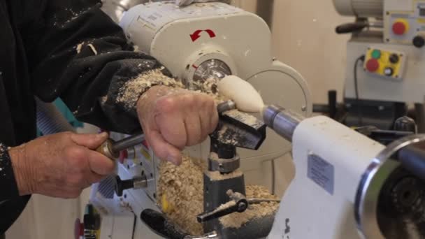 Seorang Tukang Kayu Menggunakan Pahat Untuk Membentuk Sepotong Kayu Untuk — Stok Video