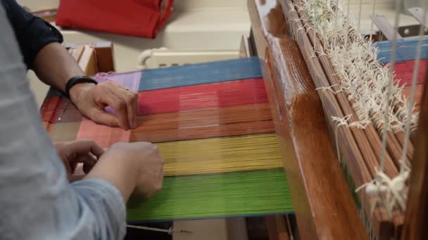 Industrie Textile Main Femme Travaillant Avec Métier Tisser Usine Textile — Video