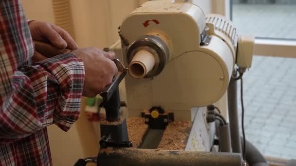Homem Carpinteiro Usando Cinzel Para Moldar Pedaço Madeira Sobre Torneamento — Vídeo de Stock