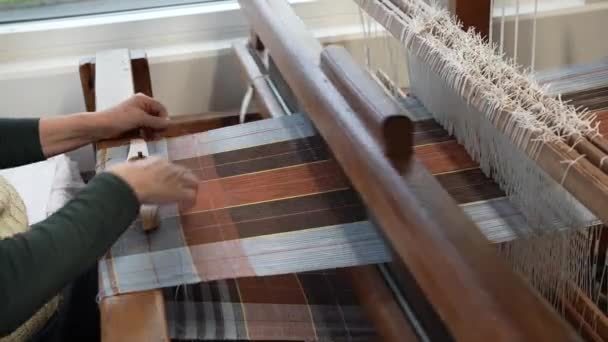 Industria Textil Mujer Trabajando Mano Con Telar Tejido Fábrica Textil — Vídeos de Stock