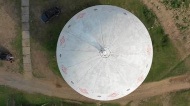 Karpat dağlarındaki terk edilmiş radar istasyonu Pamir Ukrayna 'daki Karpatlar' daki Pamir dağının tepesindeki araştırma istasyonu. Büyük beyaz balonlar, köknar ağaçları arasında dağlarda dizayn edilir.. 