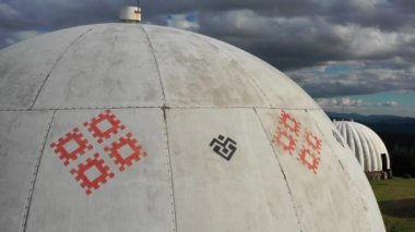 Karpat dağlarındaki terk edilmiş radar istasyonu Pamir Ukrayna 'daki Karpatlar' daki Pamir dağının tepesindeki araştırma istasyonu. Büyük beyaz balonlar, köknar ağaçları arasında dağlarda dizayn edilir.. 