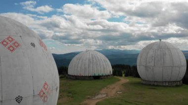 Karpat dağlarındaki terk edilmiş radar istasyonu Pamir Ukrayna 'daki Karpatlar' daki Pamir dağının tepesindeki araştırma istasyonu. Büyük beyaz balonlar, köknar ağaçları arasında dağlarda dizayn edilir.. 