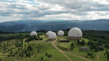 Karpat dağlarındaki terk edilmiş radar istasyonu Pamir Ukrayna 'daki Karpatlar' daki Pamir dağının tepesindeki araştırma istasyonu. Büyük beyaz balonlar, köknar ağaçları arasında dağlarda dizayn edilir.. 