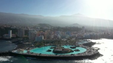 Tenerife, Kanarya Adaları 'ndaki Atlantik Okyanusu' nda doğal bir havuzun keyfini süren bir ailenin hava görüntüsü kayaların arkasına, Tenerife 'ye, Kanarya Adalarına, İspanya' ya,