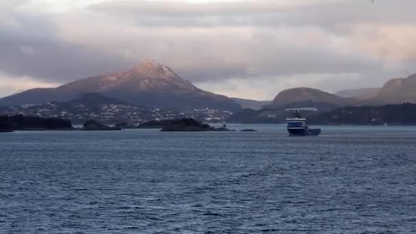 Rejs Malowniczym Fiordem Norwegii Widok Statku Wybrzeże Senja Północnej Norwegii — Wideo stockowe