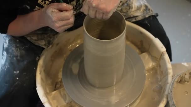 Cierre Manos Arcilla Trabajo Volante Del Alfarero Potter Forma Producto — Vídeos de Stock