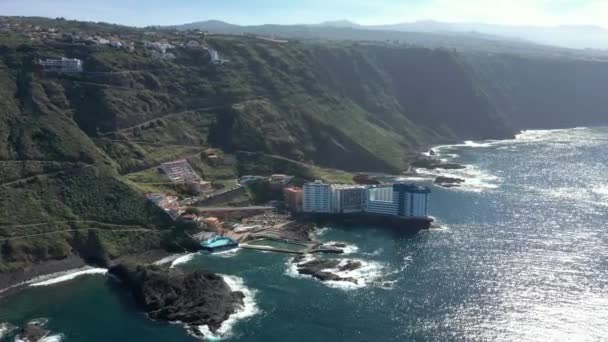 Wideo Lotnicze Rodziny Cieszącej Się Naturalnym Basenem Oceanie Atlantyckim Teneryfy — Wideo stockowe