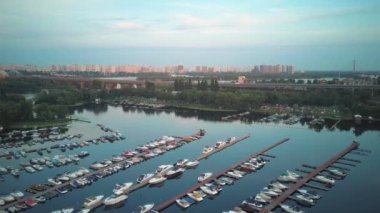 Yatlar, sürat tekneleri ve tekneler için park yeri olan güzel büyük bir koy. Yaz. Yatın sinematik hava görüntüsü, güzel körfezdeki iskeleye park etmiş birçok yelkenlinin dikey hava görüntüsü.