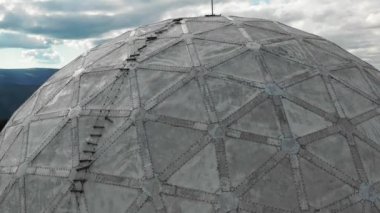 Karpat dağlarındaki terk edilmiş radar istasyonu Pamir Ukrayna 'daki Karpatlar' daki Pamir dağının tepesindeki araştırma istasyonu. Büyük beyaz balonlar, köknar ağaçları arasında dağlarda dizayn edilir.. 