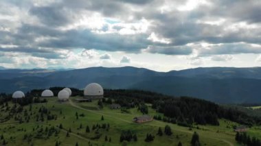 Karpat dağlarındaki terk edilmiş radar istasyonu Pamir Ukrayna 'daki Karpatlar' daki Pamir dağının tepesindeki araştırma istasyonu. Büyük beyaz balonlar, köknar ağaçları arasında dağlarda dizayn edilir.. 