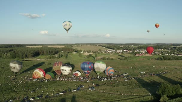 Luftballons Schweben Über Dem Himmel Ballonfestival Großer Ballon Aufblasen Mehrere — Stockvideo
