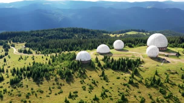 喀尔巴阡山脉的帕米尔废弃雷达站 乌克兰喀尔巴阡山脉帕米尔山顶的研究站 大的白色气球在冷杉树间的群山中设计 — 图库视频影像