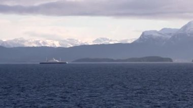 Norveç 'te pitoresk fiyort boyunca dolaşmak, gemiden manzara, Kuzey Norveç' te Senja kıyısı bir teknenin arkasından manzara. Kuzey Norveç 'te Senja kıyıları bir teknenin arkasından görülüyor. Güzel Doğa Norveç Doğal Arazisi 