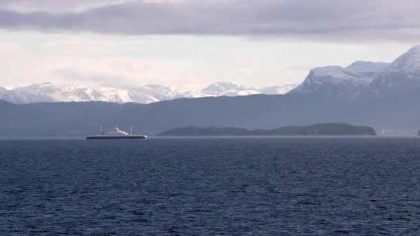 沿着挪威风景如画的峡湾巡航 从船上观看 从挪威北部塞尼亚海岸从船尾观看 从船尾看挪威北部Senja海岸 美丽的自然挪威自然景观 — 图库视频影像