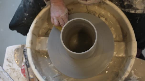 Cierre Manos Arcilla Trabajo Volante Del Alfarero Potter Forma Producto — Vídeos de Stock