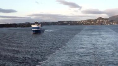 Norveç 'te pitoresk fiyort boyunca dolaşmak, gemiden manzara, Kuzey Norveç' te Senja kıyısı bir teknenin arkasından manzara. Kuzey Norveç 'te Senja' nın kıyıları bir teknenin arkasından görülüyor..