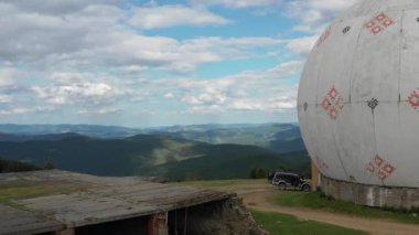 Karpat dağlarındaki terk edilmiş radar istasyonu Pamir Ukrayna 'daki Karpatlar' daki Pamir dağının tepesindeki araştırma istasyonu. Büyük beyaz balonlar, köknar ağaçları arasında dağlarda dizayn edilir.. 