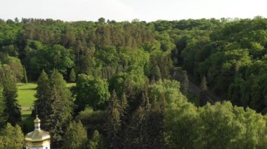 Yaz zamanı doğa panoramik manzara, kilisenin önündeki dağ, hava aracı görüntüleri. Güneşli bir günde göl kenarındaki eski kilise havadan kan gölüne döndü. Etrafı mavi su ve ormanlarla çevrili güzel bir manzara.
