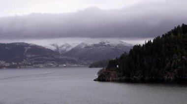 Norveç 'te pitoresk fiyort boyunca dolaşmak, gemiden manzara, Kuzey Norveç' te Senja kıyısı bir teknenin arkasından manzara. Kuzey Norveç 'te Senja' nın kıyıları bir teknenin arkasından görülüyor..