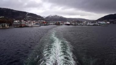 Norveç 'te pitoresk fiyort boyunca dolaşmak, gemiden manzara, Kuzey Norveç' te Senja kıyısı bir teknenin arkasından manzara. Kuzey Norveç 'te Senja' nın kıyıları bir teknenin arkasından görülüyor..