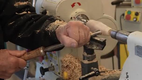 Hombre Carpintero Utilizando Cincel Para Dar Forma Pieza Madera Torno — Vídeos de Stock