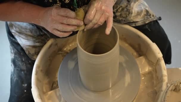 Close Mãos Trabalhando Argila Roda Oleiros Potter Molda Produto Argila — Vídeo de Stock