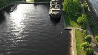 Mezhigirya 'daki Galleon gemi restoranı, Aeria view, Ukrayna' daki Ulusal Park. Bahçe tasarımı Yukarıdan üst hava manzarası. Harika bir ev, zengin bir konut. Seçkin saray göletinin üstündeki drone kamerası görüntüsü