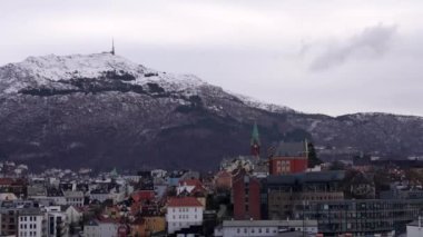 Norveç 'te pitoresk fiyort boyunca dolaşmak, gemiden manzara, Kuzey Norveç' te Senja kıyısı bir teknenin arkasından manzara. Kuzey Norveç 'te Senja' nın kıyıları bir teknenin arkasından görülüyor..