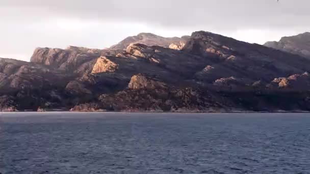 Crucero Largo Del Pintoresco Fiordo Noruega Vista Desde Barco Costa — Vídeo de stock
