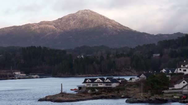 Crucero Largo Del Pintoresco Fiordo Noruega Vista Desde Barco Costa — Vídeo de stock