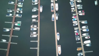Ahşap Galleon mavnası, gemi, Mezhyhirya parkının kıyısında, Ukrayna, Mezhigirya 'da Galleon gemi restoranı, Aeria view, Ukrayna' da Ulusal Park. Bahçe tasarımı Yukarıdan üst hava manzarası. Harika bir ev, zengin bir konut. Drone kamera görüntüsü 
