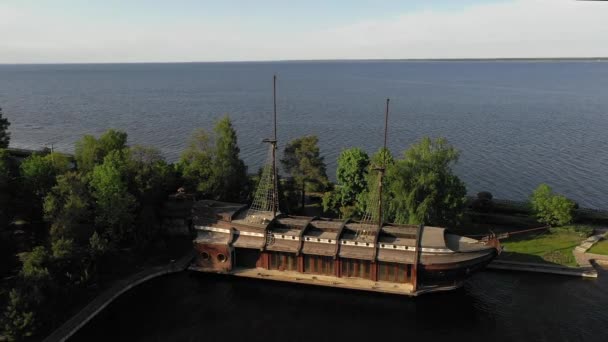 Ahşap Galleon Mavnası Gemi Mezhyhirya Parkının Kıyısında Ukrayna Mezhigirya Galleon — Stok video