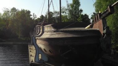 Ahşap Galleon mavnası, gemi, Mezhyhirya parkının kıyısında, Ukrayna, Mezhigirya 'da Galleon gemi restoranı, Aeria view, Ukrayna' da Ulusal Park. Bahçe tasarımı Yukarıdan üst hava manzarası. Harika bir ev, zengin bir konut. Drone kamera görüntüsü 